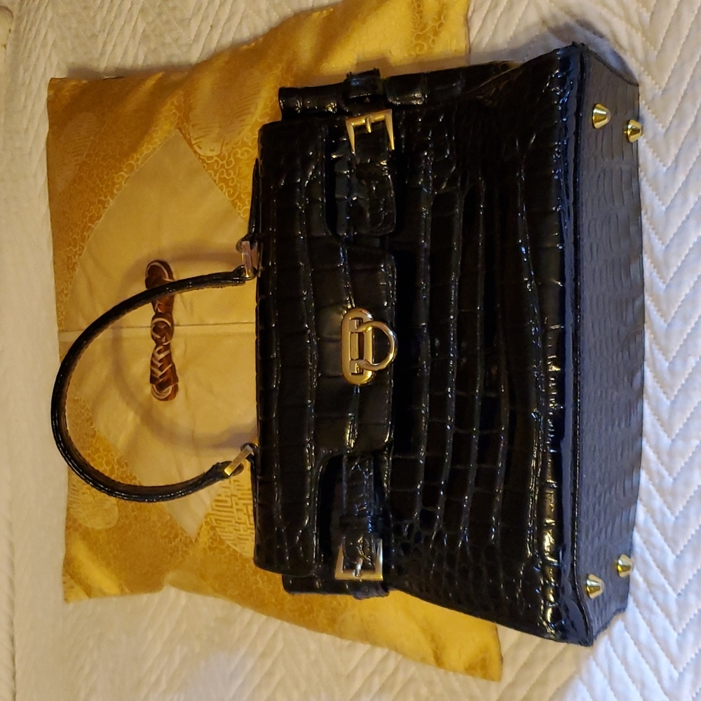 Muska genuine leather aligator style handbag.
